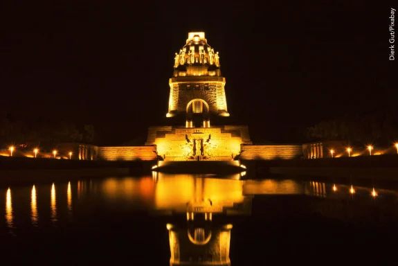 Das Völkerschlachtdenkmal mit effektvoller Nachtbeleuchtung.