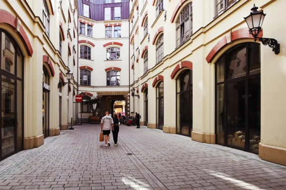 Blick in den Durchgang von Oelssners Hof mit Passanten.