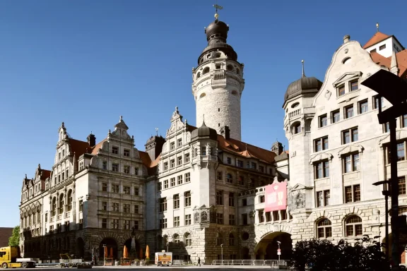 Die imposante Fassade des Neuen Rathauses im Morgenlicht.