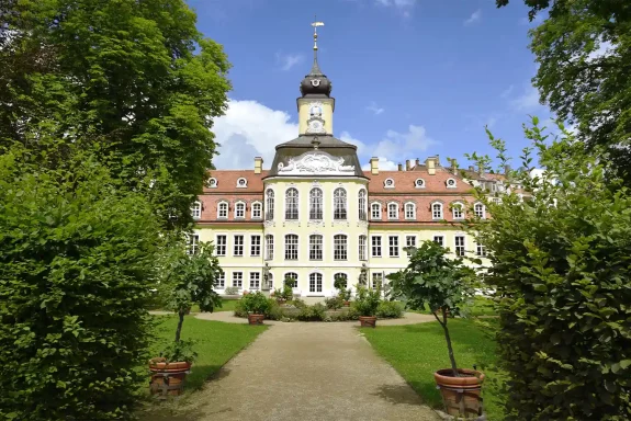 Die elegante Südfassade des Gohliser Schlößchens mit barocker Parkanlage.