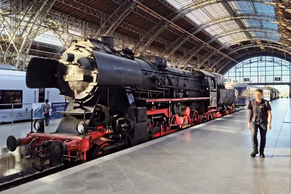 Historische Dampflok auf dem Museumsgleis des Leipziger Hauptbahnhofs.