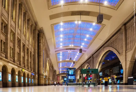 Der 300 Meter lange Querbahnsteig des Hauptbahnhofs mit effektvoller Nachtbeleuchtung.