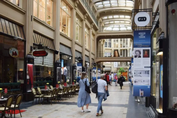 Innenansicht der Mädler-Passage mit flanierenden Besuchern.