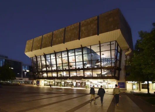Das Neue Gewandhaus am Augustusplatz bei Nacht.