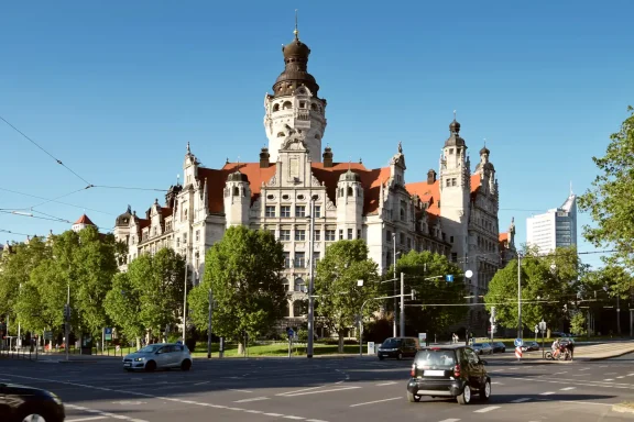 Die eindrucksvolle Außenansicht des Neuen Rathauses im Abendlicht.
