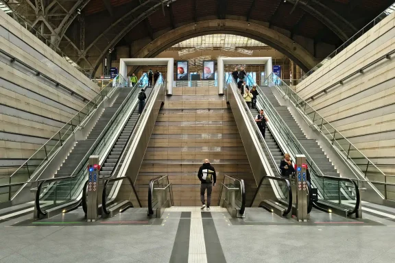 Der futuristische Zugang zum Citytunnel im Hauptbahnhof.