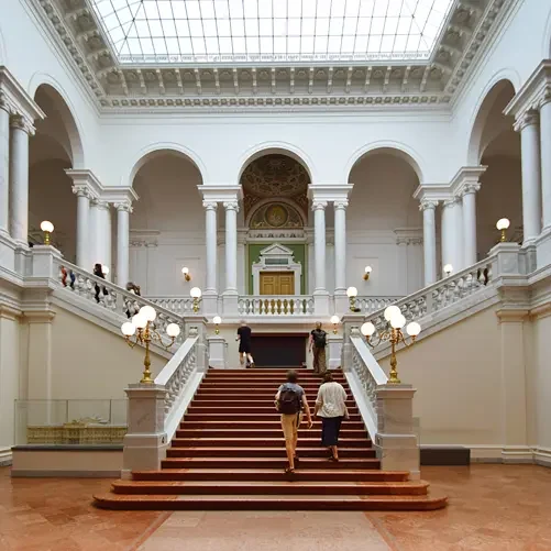 Der elegante Eingangsbereich der Bibliothek mit Treppenportal und Oberlicht.
