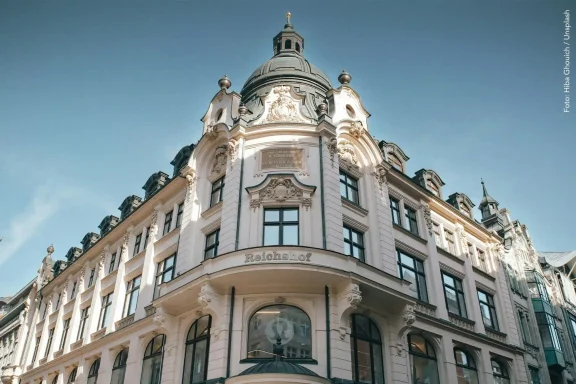 Die imposante Fassade des Reichshofs im Stadtzentrum von Leipzig.