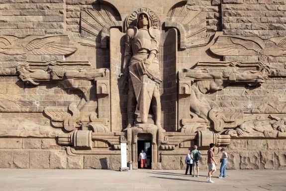 Die reliefartige Außenfassade des Völkerschlachtdenkmals mit Besuchern.