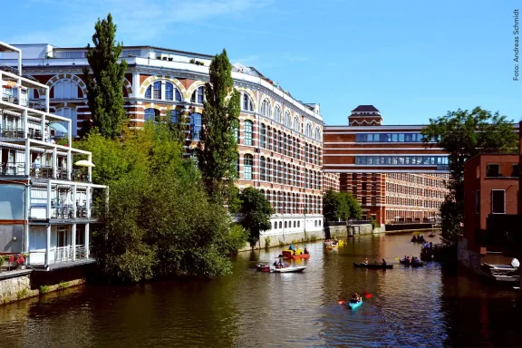 Die Weiße Elster mit den Elster-Lofts und einigen Booten.