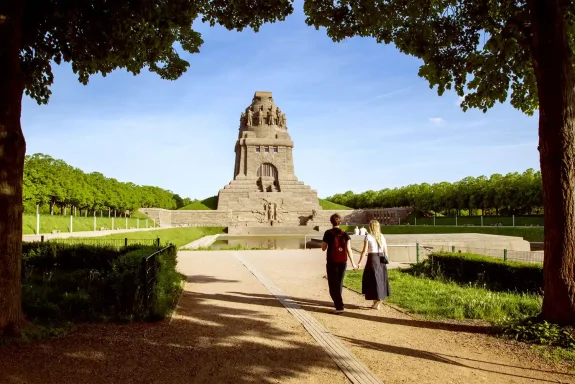 Das Völkerschlachtdenkmal mit Passanten im Abendlicht.