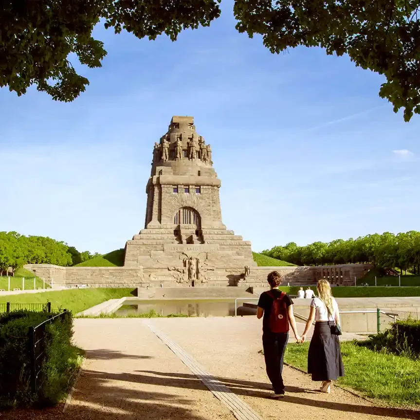 Das Völkerschlachtdenkmal mit Besuchern an einem Sommertag.
