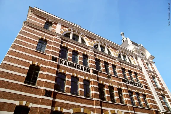 Die markante Backsteinfassade der Alten Kammgarnspinnerei.