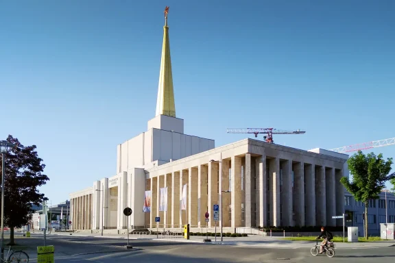 Der ehemals Sowjetische Pavillon mit seiner markanten Turmspitze auf der Alten Messe.