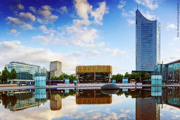 Der Augustusplatz mit Gewandhaus und Panorama Tower an einem heiteren Sommertag.