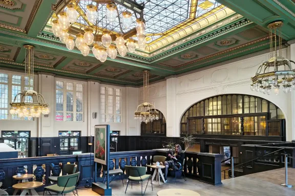 Blick in den historischen Wartesaal des Hauptbahnhofs mit Oberlicht und Kronleuchtern.