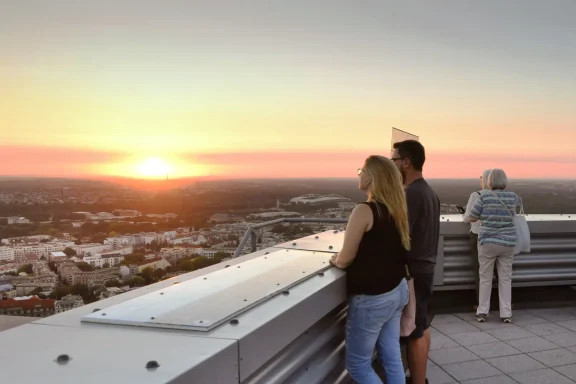 Die Aussichtsplattform des Panorama Towers mit Besuchern im Abendlicht.