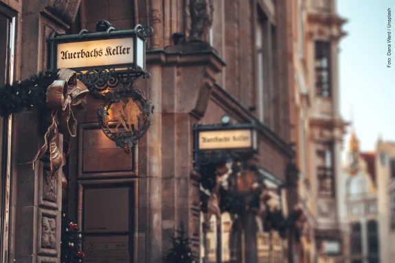 Die historische Fassadenbeschilderung für Auerbachs Keller.