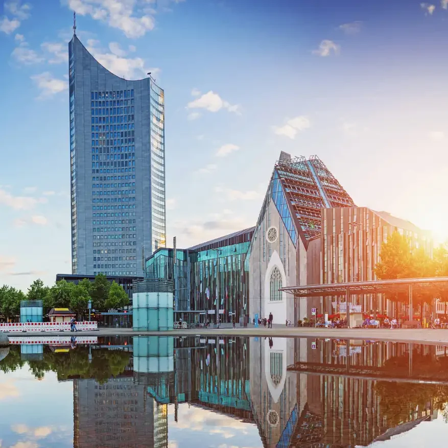 Der Augustusplatz mit Panorama Tower im Abendlicht.