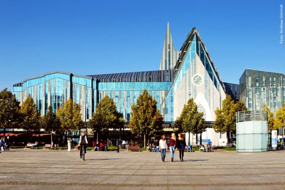 Das neue Universitätsgebäude am Augustusplatz mit Passanten. 