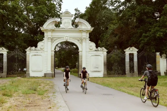 Das historische Eingangsportal zum Kees'schen Park mit Radfahrern.