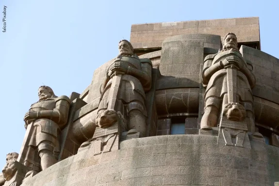 Die monumentalen Wächterfiguren an der Außenfassade des Völkerschlachtdenkmals.