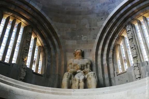 Steinerne Kolossalfigur in der Ruhmeshalle des Völkerschlachtdenkmals.