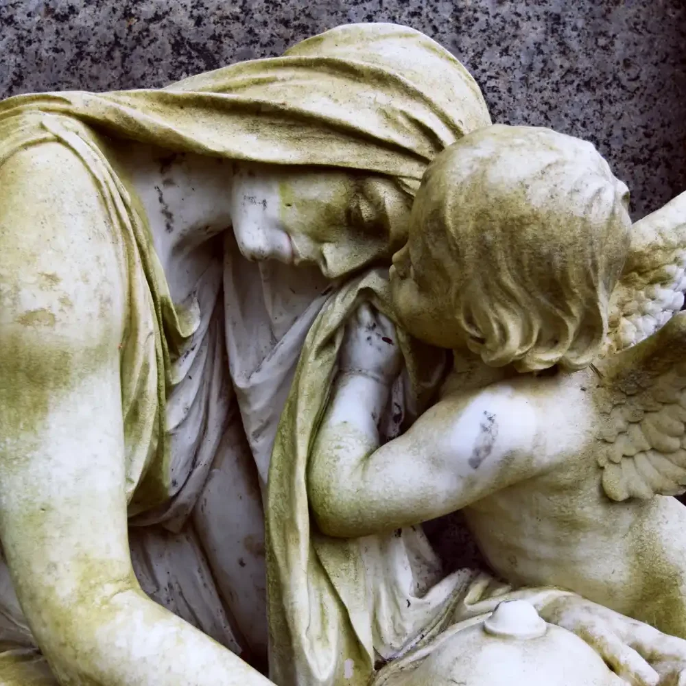 Detail einer historischen Grabfigur aus Marmor.