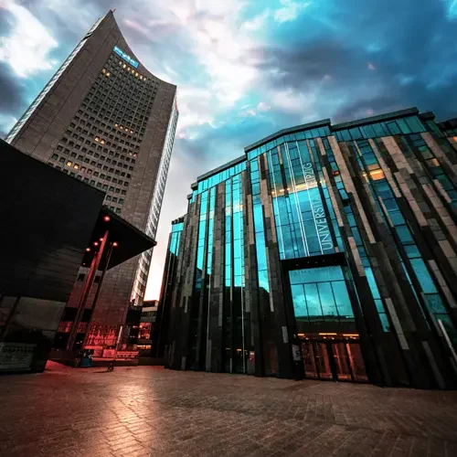 Die imposante Glasfassade des Neuen Augusteums im Abendlicht.