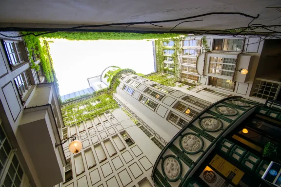 Blick in den begrünten Lichthof des König-Albert-Hauses.