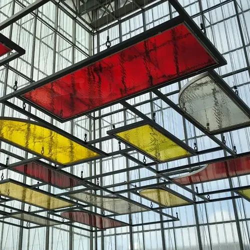 Effektvolle Rauminstallation aus farbigem Glas im Museum der Bildenden Künste.
