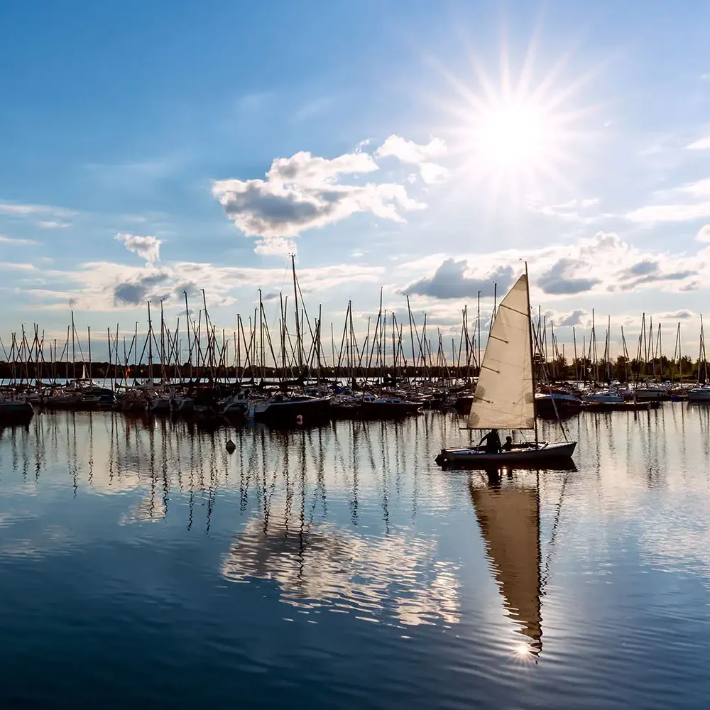Der Cospudener See mit Booten im Abendlicht.
