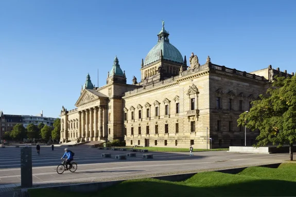 Die imposante Fassade des Reichsgerichtsgebäudes im Morgenlicht.