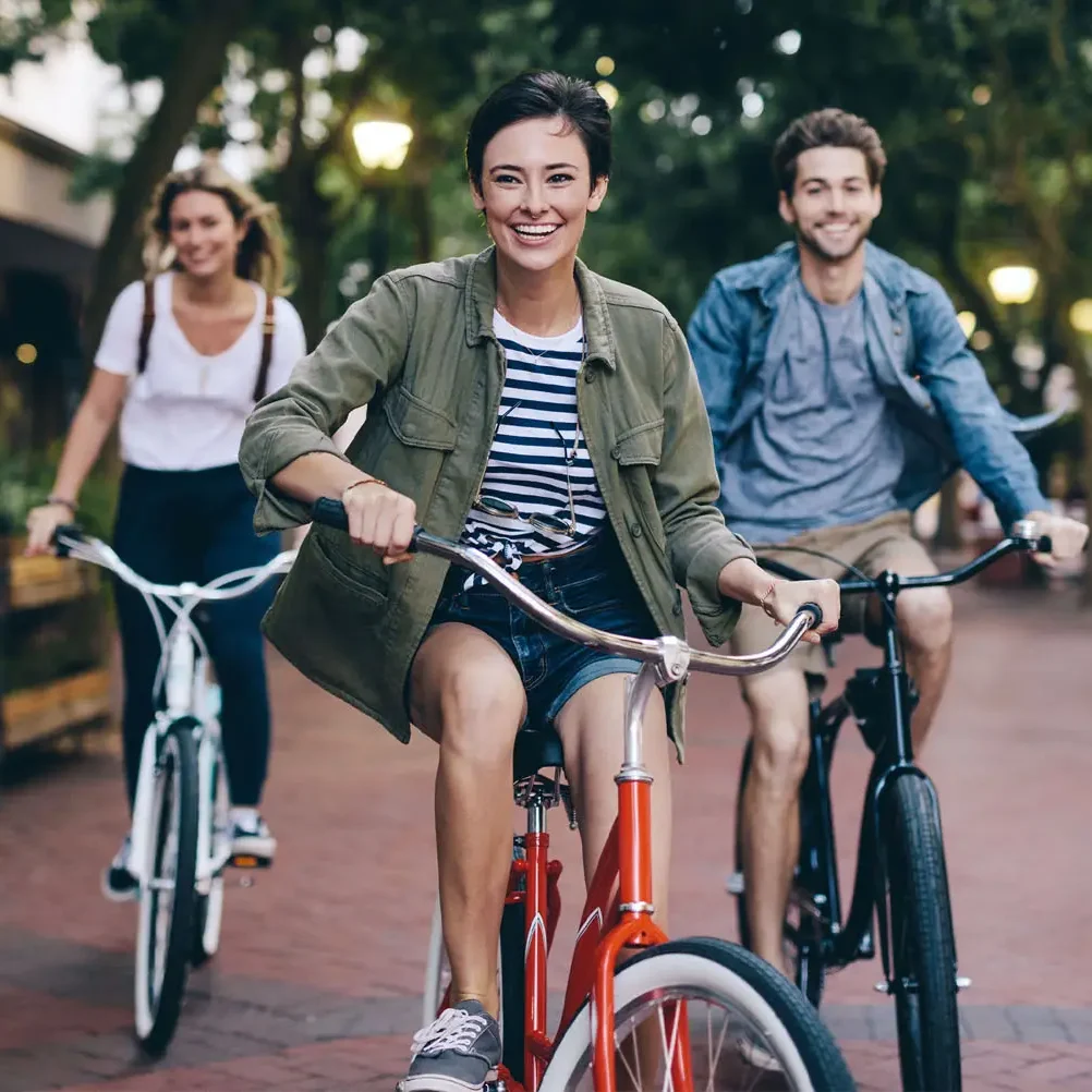 Eine Gruppe gutgelaunter Fahrradfahrer.