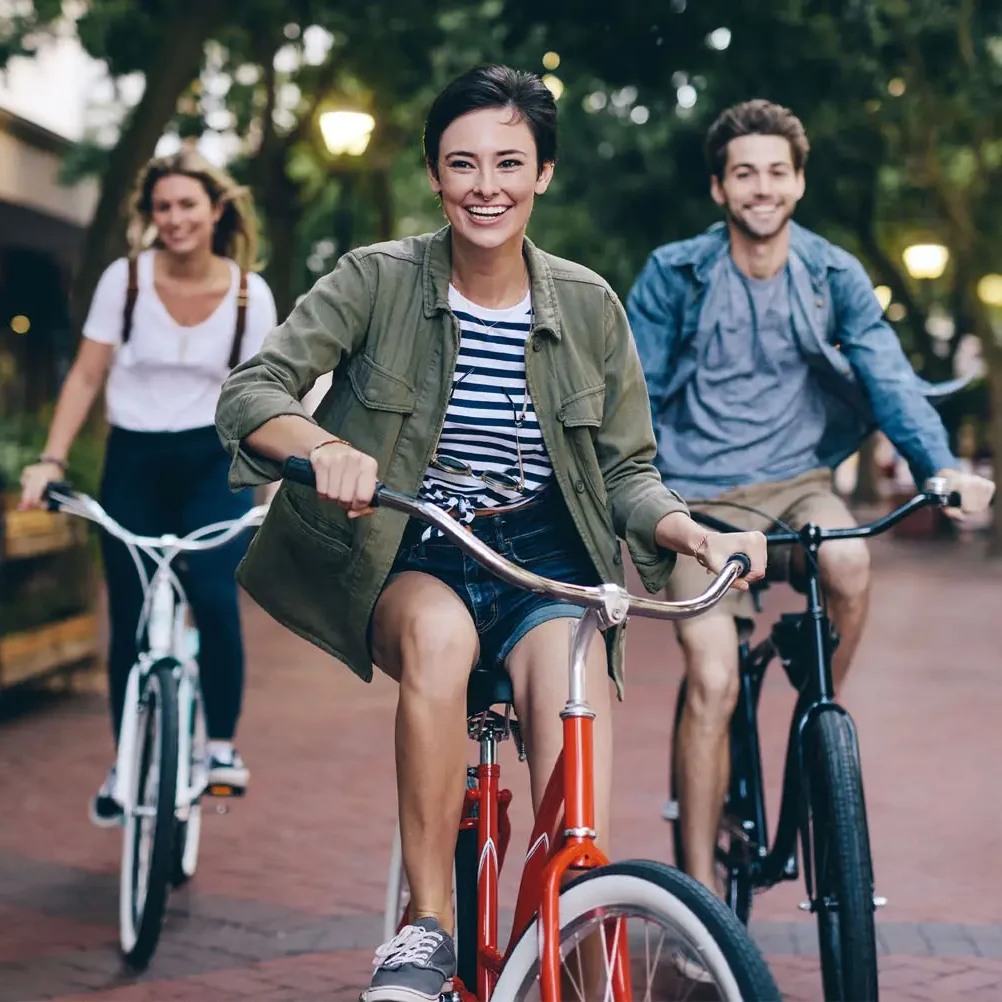 Eine Gruppe gutgelaunter Fahrradfahrer in der Stadt.