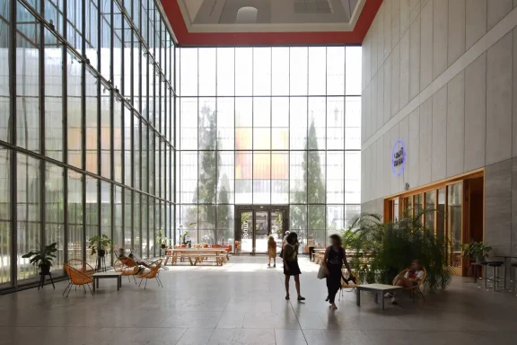 Der hallenartige Innenbereich des neuen Museums der Bildenden Künste mit Besuchern.